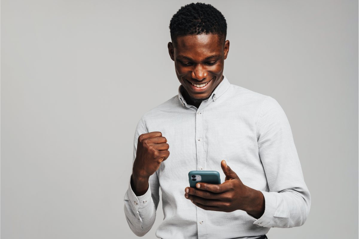 Homme content au téléphone